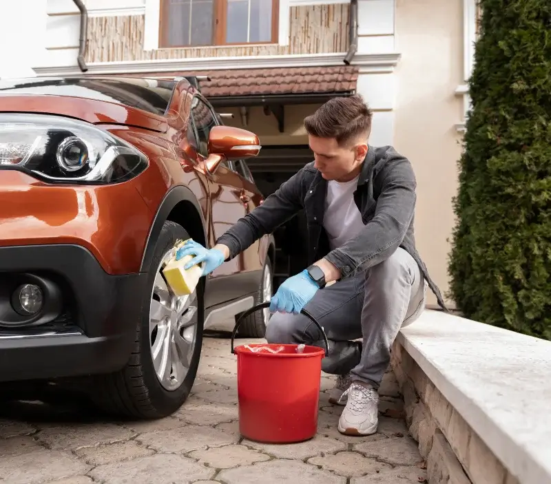 Lavage auto à domicile Lissac-et-Mouret : professionnel intervenant sur un véhicule